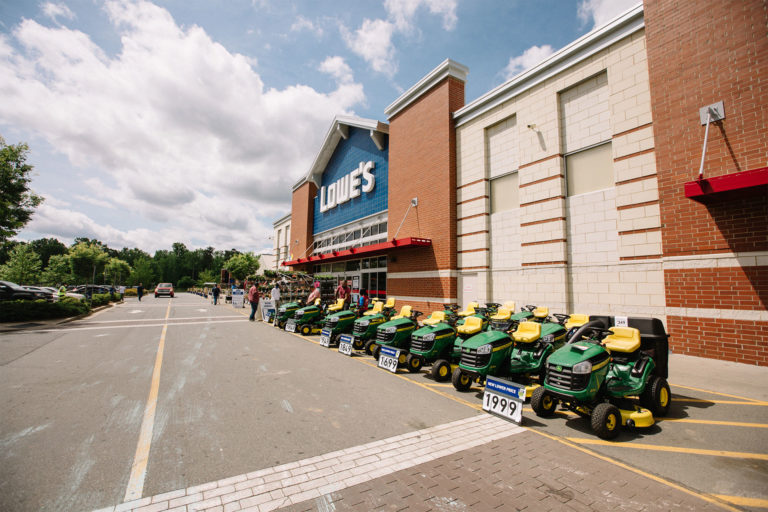 storefront image of Lowe's